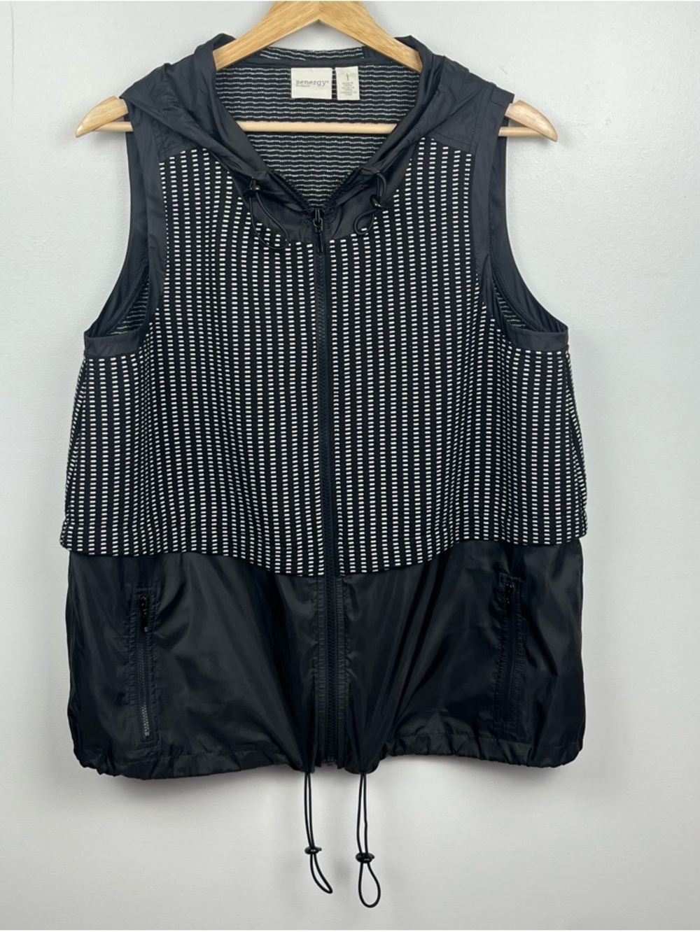 Zenergy by Chico’s black hooded zip front lightweight athletic vest, medium.